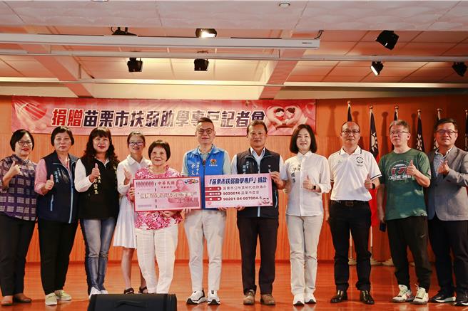 苗栗市长余文忠今5日在市公所3楼艺文中心，举办苗栗市公所「扶弱助学」奖助学金专户成立记者会。（苗栗市公所提供／李京升苗栗传真）