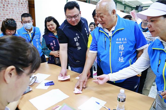 眾人响应善举捐款。（苗栗市公所提供／李京升苗栗传真）