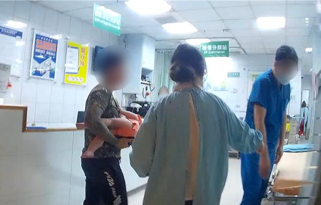 中市第三警分局東區分駐所警車5月28日晚間行經南京路與建成路口時，遭白色轎車急轉霸氣擋車。「抽搐啦！」陳男焦急大喊求助，他1歲多女兒發燒、抽搐，需緊急送醫。員警緊急開啟警鳴及警示燈開道，僅花了3分鐘趕抵醫院診治，陳對警協助感謝不已。（警方提供／陳淑芬台中傳真）