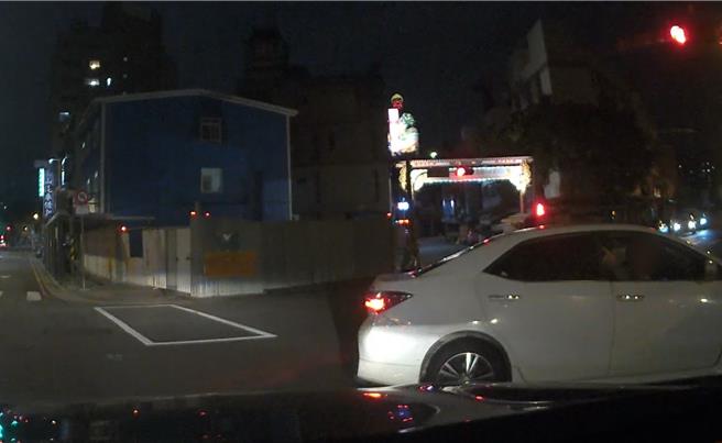 中市第三警分局東區分駐所警車5月28日晚間行經南京路與建成路口時，遭白色轎車急轉霸氣擋車。「抽搐啦！」陳男焦急大喊求助，他1歲多女兒發燒、抽搐，需緊急送醫。員警緊急開啟警鳴及警示燈開道，僅花了3分鐘趕抵醫院診治，陳對警協助感謝不已。（警方提供／陳淑芬台中傳真）