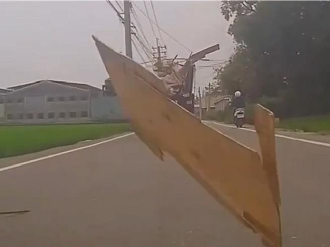 1輛裝載木板等廢棄物的貨車日前行經彰化縣埔鹽鄉的產業道路時，行駛中載運的大小木板飛散而出。（翻攝「社會事新聞影音」／孫英哲彰化傳真）