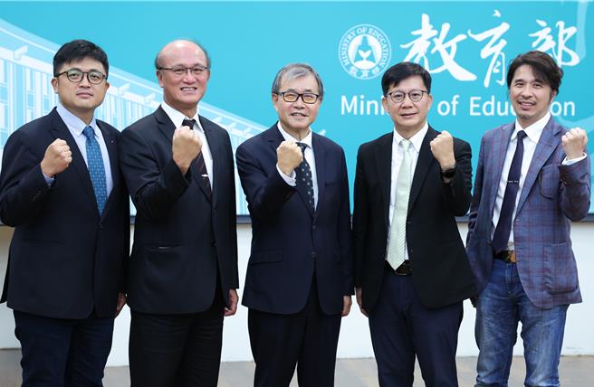 教育部長鄭英耀（中）率領團隊召開記者會，說明對未來教育發展的規畫。（陳俊吉攝）
