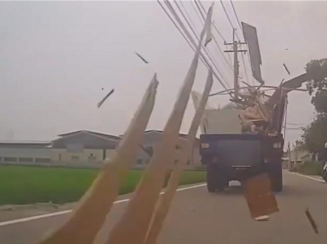 1輛裝載木板等廢棄物的貨車日前行經彰化縣埔鹽鄉的產業道路時，行駛中載運的大小木板飛散而出。（翻攝「社會事新聞影音」／孫英哲彰化傳真）