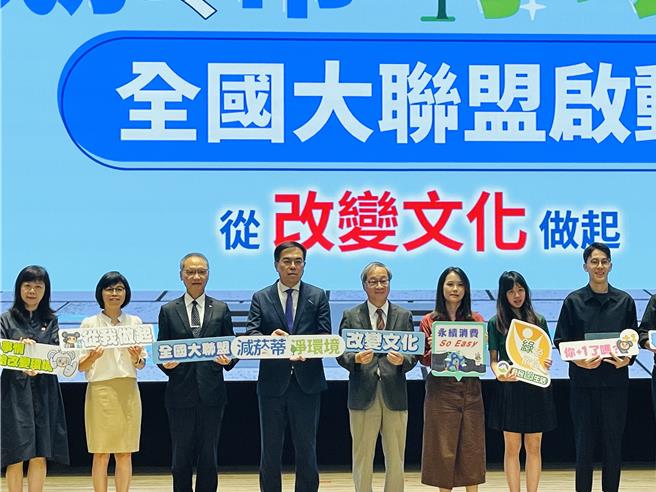 环境部长彭启明5日宣布携手文化部，欲透过改变文化的方式，使吸菸者确实熄菸、不边走边抽、菸蒂丢垃圾桶。（蔡佩珈摄）