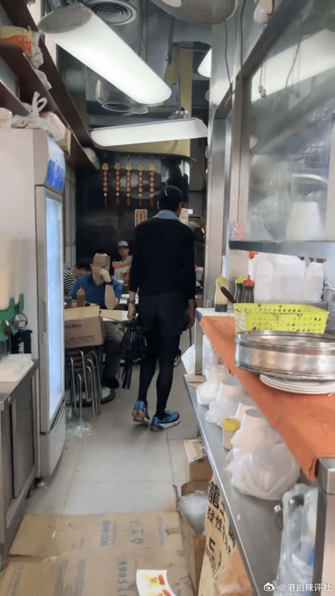 周润发近期在小吃店被民眾巧遇。（图／翻摄自微博）