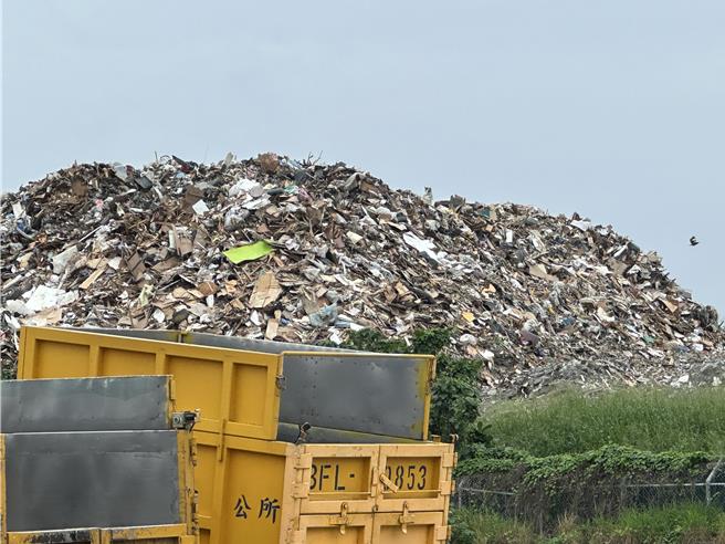 台東建農掩埋場垃圾堆積如山。（蔡旻妤攝）