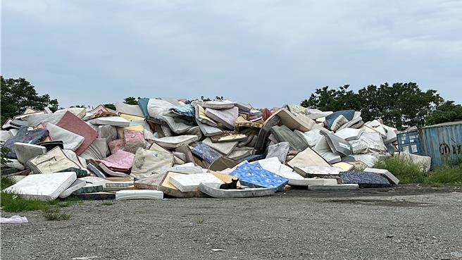 台東建農掩埋場垃圾堆積如山。（蔡旻妤攝）