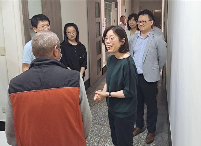 法务部保护司副司长林秀敏(中)率队至福建更生保护会视察，并关怀更生人。(图／金门地检署提供)