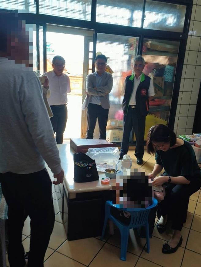 法务部保护司副司长林秀敏(右一)也率队前往探视因车祸而受重伤之许小妹妹，也为她加油打气，祝愿她在大家的关怀中早日康復。(图／金门地检署提供)