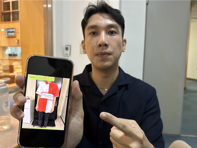 屏東縣議會5日開議，縣議員陳揚再度針對全民運提出質詢，他怒批教育處體發中心設計的衣服有如「痠痛貼布貼紙」，奇醜無比，質疑屏東美感何在？（謝佳潾攝）