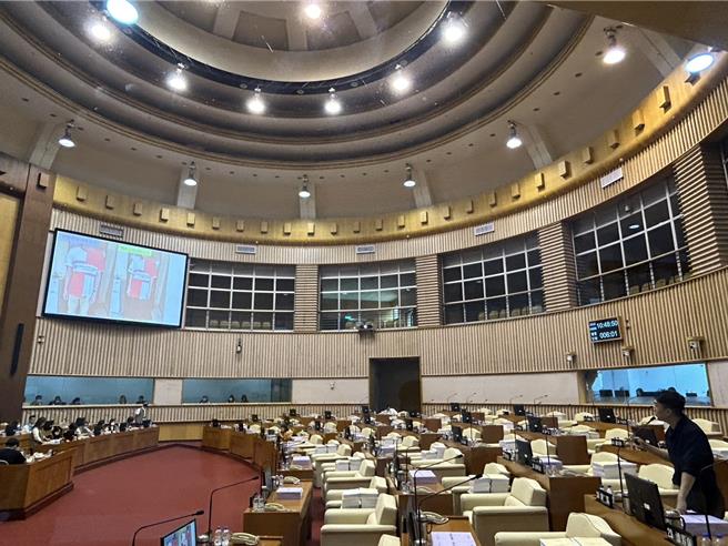 屏東縣議會5日開議，縣議員陳揚再度針對全民運提出質詢，他怒批教育處體發中心設計的衣服有如「痠痛貼布貼紙」，奇醜無比，質疑屏東美感何在？（謝佳潾攝）