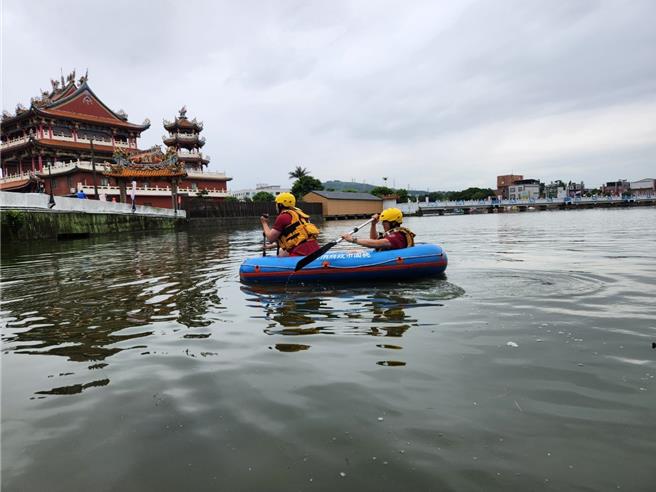 桃园龙舟赛估万人到场，警交通管制消防救灾演练。(桃市消防局提供／吕筱蝉桃园传真)