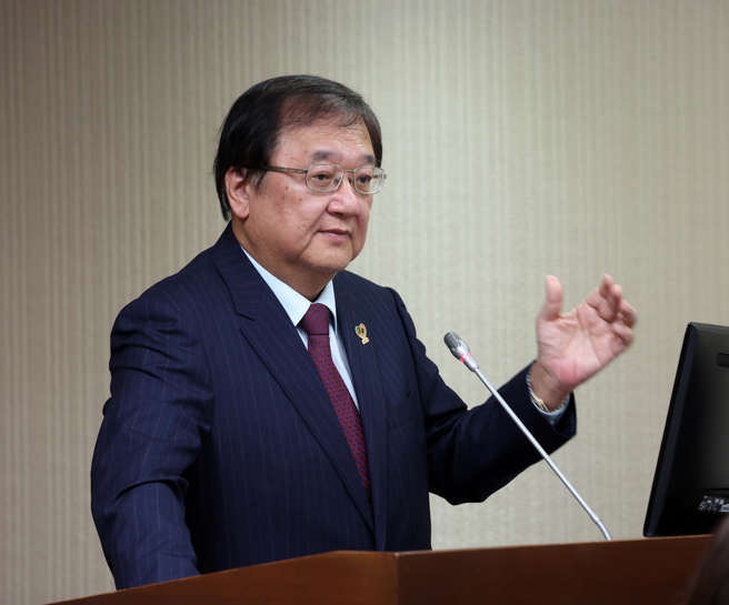 卫福部长邱泰源挂保证，不会让输液专案进口成为常态。（刘宗龙摄）