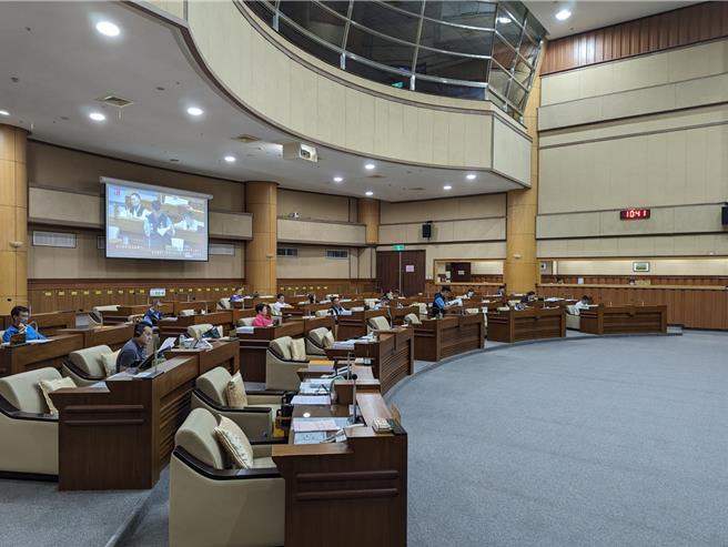 基隆市議會5日上午召開審查會，審查基隆市政府提出的追加預算，但因為里鄰長公務電動機車相關預算編列，引發多位議員關注，主席裁定相關預算均提大會討論。（張志康攝）