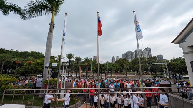 高市客委会主委杨瑞霞率乡亲民眾，聚集在高雄市新客家文化园区文物馆前广场，举行「六堆日」升旗仪式。（图／高雄市客家事务委员会）