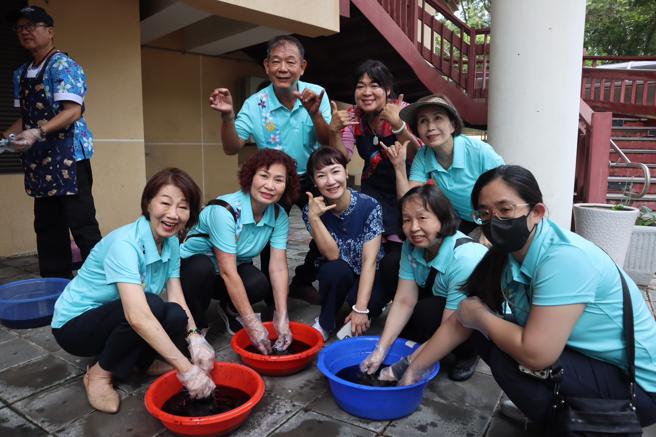 仪式结束后，接续办理客家音乐会及民眾DIY蓝染手巾，现场也准备应节粽子、仙草茶分享。（图／高雄市客家事务委员会）