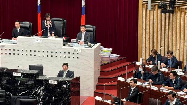 高市议长康裕成当面向高雄市长陈其迈发出战帖，呼吁届时府会龙舟争霸赛，陈其迈不要不讲武德，又找枪手代打。（柯宗纬摄）