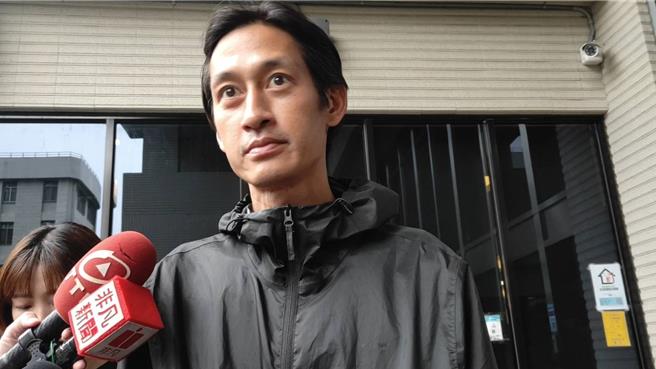 唐治平現身士檢，不滿有人放話他們母子問題。（本報資料照片）