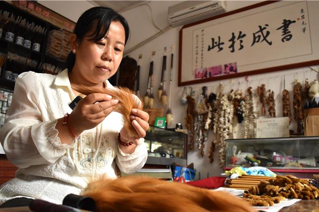 孫惠霞是東昌毛筆第27代傳承人，迄今仍堅持純手工製作。（陳冠宇攝）