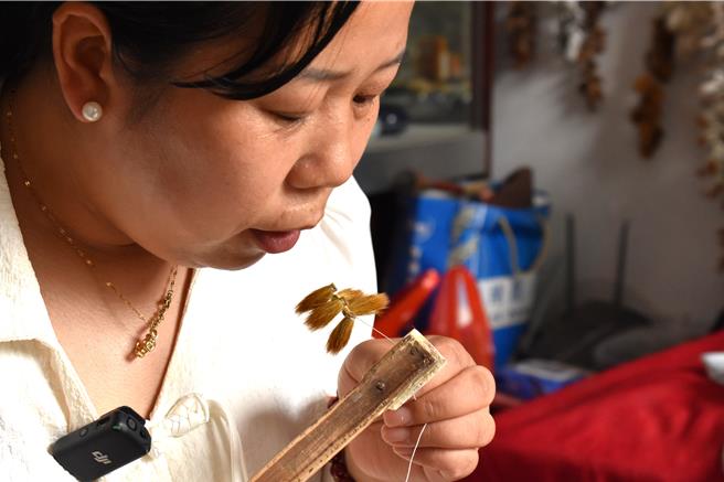 東昌毛筆第27代傳承人孫惠霞，正在進行「順筆頭」工序。（陳冠宇攝）