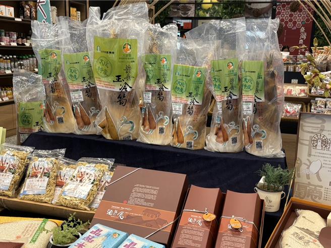 台中市農會透過低溫預冷技術，將品質最優的麻竹筍製成「黃金玉（預）冷筍」，不添加保鮮劑，可長期保鮮、口感更爽脆。（馮惠宜攝）