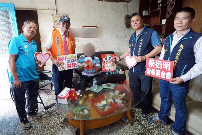 头城镇民代表会主席杨碧村（右二）、代表纪苍华（右一）、顶埔里长宋来泉（左一）以及蔡衍明爱心基金会课长周哲仁（左二）等人今天前往慰问弱势户，希望透过慰问行动让乡亲可以快乐过节。（李忠一摄）