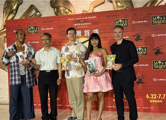 文化局副局长林韦旭（左二）送粽子、台南眾神明限定饼乾给演员。（曹婷婷摄）