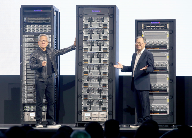 美超微（Supermicro）创办人暨总裁梁见后（右）5日发表主题演讲，并邀请辉达创办人黄仁勋（左）一起介绍最新的技术产品。（范扬光摄）