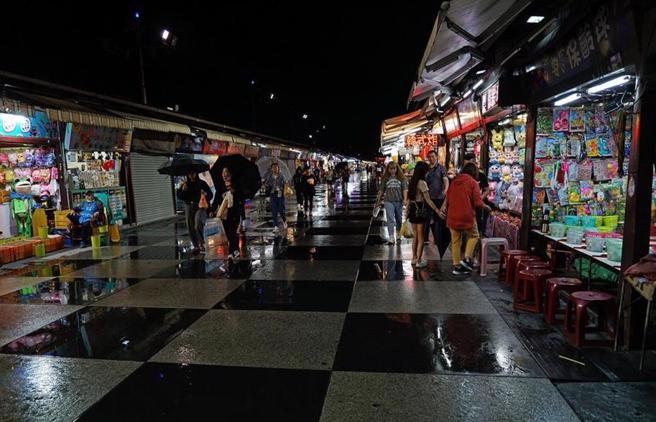 为了协助花莲震灾雇主渡过难关、稳定劳雇关系，劳动部竟然把原本用来支应失业给付、育婴留职停薪津贴等的就业保险基金匡列4400万元补助包括水泥业等1200余家事业单位半数保费。（报系资料照）