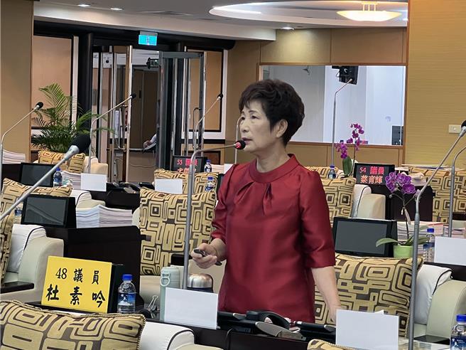台南市議員杜素吟5日總質詢時，要求市長黃偉哲積極爭取超微前來台南沙崙投資，不要被高雄搶走。（洪榮志攝）