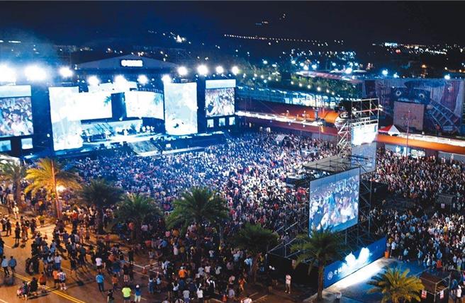 花蓮暑期熱門活動「夏戀嘉年華」演唱會，每年吸引大批遊客參與。今年碰上強震，縣府希望藉推出一連串大型活動，找回觀光人潮。（本報資料照片）