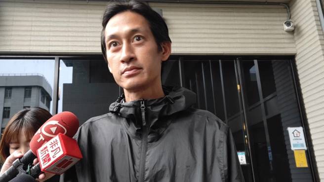 藝人唐治平現身士檢，否認遺體是媽媽。( 陳鴻偉攝 )