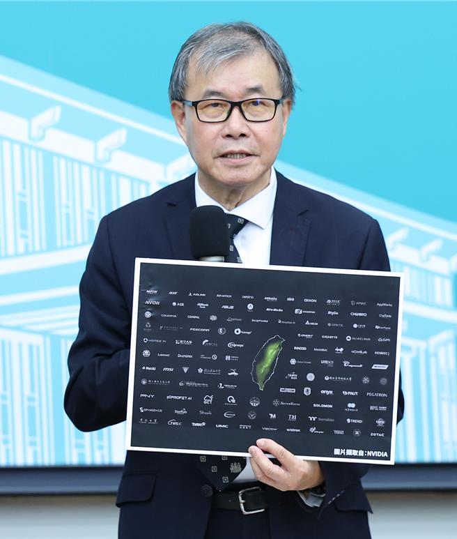 教育部長鄭英耀表示，將研議設立「百億學生海外圓夢基金」，提供青年逐夢協助。（陳俊吉攝）