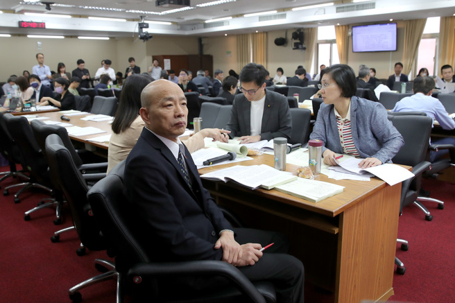 立法院内政委员会5日审查《诈欺犯罪危害防制条例草案》等案，立法院长韩国瑜（左前）出席，听取立委们针对草案进行逐条讨论的过程。（黄世麒摄）
