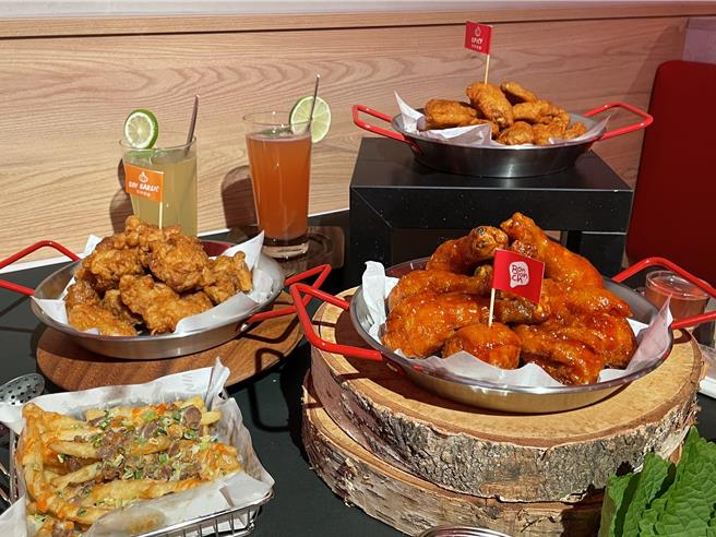 本村炸雞Bonchon於6月6日於台北車站微風廣場開幕。（朱世凱攝）