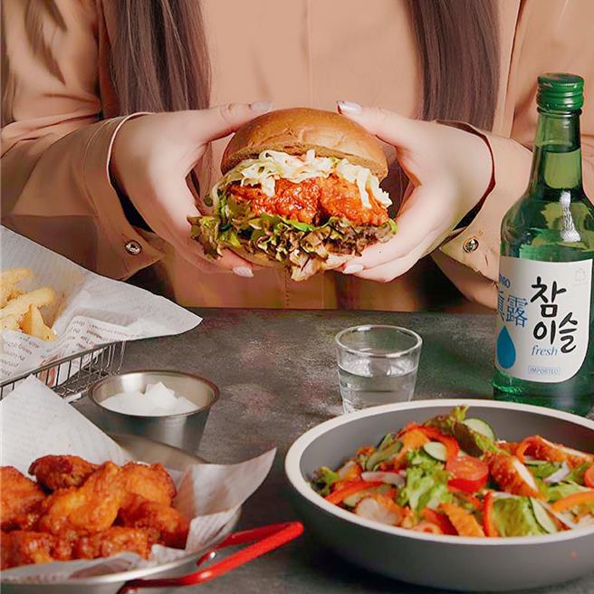 本村炸雞「炸雞漢堡」169元，將韓式炸雞融入至美式漢堡中。（本村炸雞提供／朱世凱台北傳真）★《中時新聞網》關心您：飲酒過量，有礙健康。酒後不開車，安全有保障！