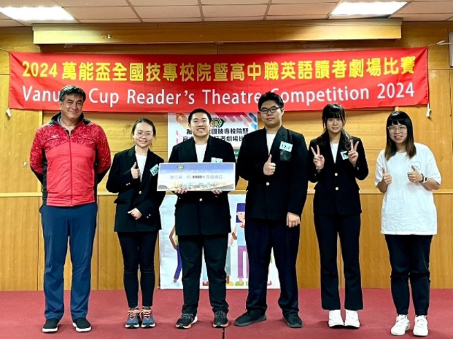 龙华科大五专生携手大学部学子参加英语读者剧场比赛，荣获团体组第三名及佳作。(照片/龙华科大提供)