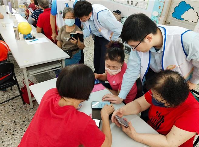 3G网路即将在6月走入歷史，中华电信出动20多名志工到旗山区，个别指导老人使用智慧型手机呼手机。（林雅惠摄）