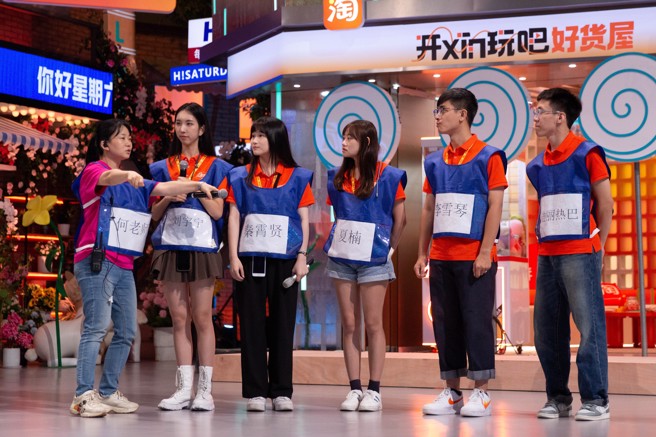 第六屆學員於熱門節目《你好星期六》實習。(照片/中華兩岸文經協會提供)