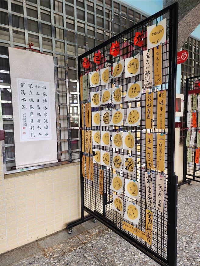 台中市梧棲區大德國小學童為慶祝即將畢業，日前舉行1場充滿創意與夢想的畢業書法成果展，許願牆綁滿了一整排的許願卡，都是學童們許下的願望。（讀者提供／張妍溱台中傳真）