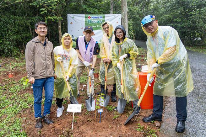 裕隆汽车携手山林復育协会及参与活动的伙伴们一同种下原生树苗，齐心加入守护台湾原生种的行列。（裕隆汽车提供）