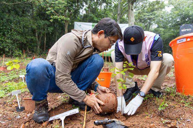 活动带领参与伙伴们种下台湾原生树苗，以实际行动修復土地，打造生态友善的环境。（裕隆汽车提供）