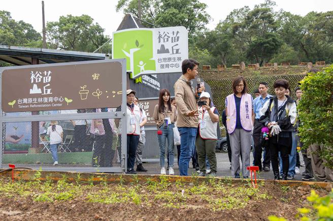 活动在介绍台湾原生树种-新竹油菊与华蓟的过程中，引导眾人思考天然植群復育的重要性。（裕隆汽车提供）