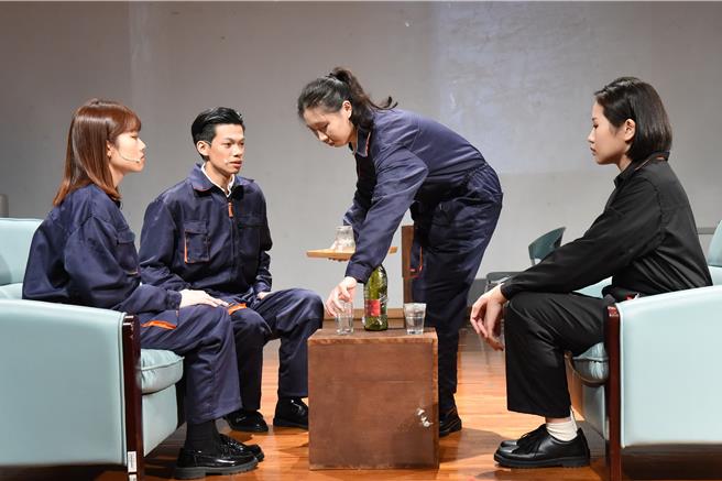 静宜毕业公演从改写剧本、布景设计、演员挑选、字幕翻译到制作道具与剧服等，全由学生一手包办，精湛演出获得满堂彩。（静宜大学提供／张妍溱台中传真）