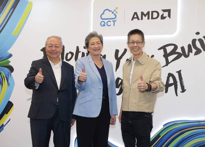 台北國際電腦展（Computex）4日開幕，場面極熱鬧。圖為超微AMD執行長蘇姿丰（中）在廣達副董事長梁次震（左）以及雲達科技總經理楊麒令（右）陪同下參觀雲達科技展區，三人合影留念。（資料照／趙雙傑攝）