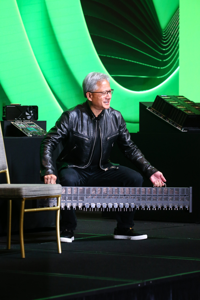 台北國際電腦展今年大咖雲集。圖為本月4日「 AI教父」黃仁勳與媒體會面時，自爆下午3點半才吃第一餐後，打趣地拿起伺服器運動。（資料照／鄧博仁攝）