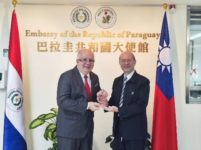 何卓飞校长于5月29日率国际处陈尚懋国际长、华语中心余信贤主任、沈佩甄秘书等人，拜会巴拉圭驻华大使馆费卡洛阁下。(照片/佛光大学提供)