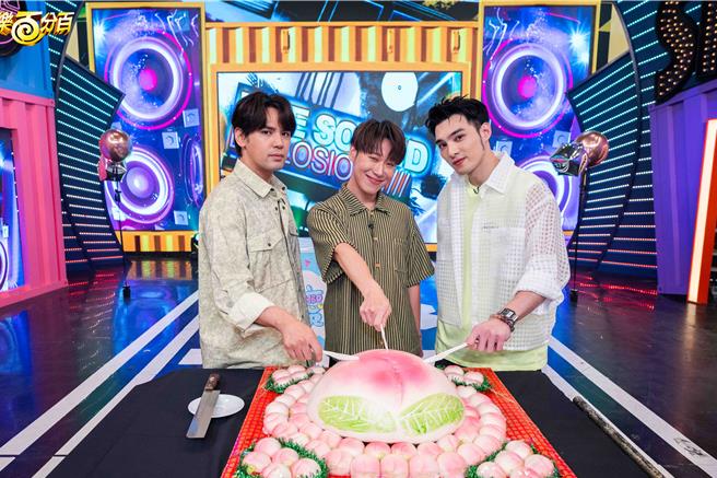 陈零九（左起）、赖晏驹、黄伟晋庆祝节目27周年。（八大提供）