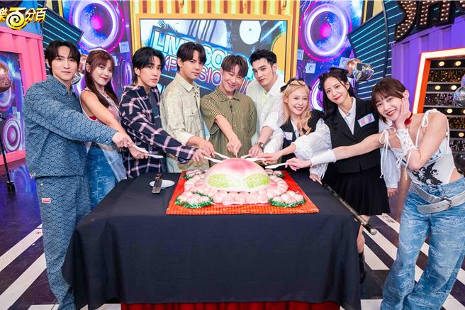 黄宏轩（左起）、艾莉儿、娄峻硕、陈零九、赖晏驹、黄伟晋、纪卜心、荳荳、刘雨婷一起庆祝《娱乐百分百》27周年。（八大提供）