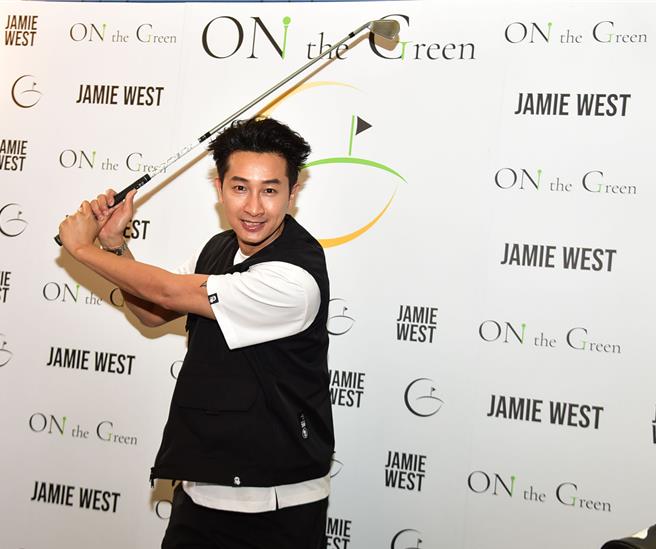 Darren 邱凱偉5日擔任JAMIE WEST高爾夫球配件品牌摯友,現場展現揮桿英姿。(On the Green提供)